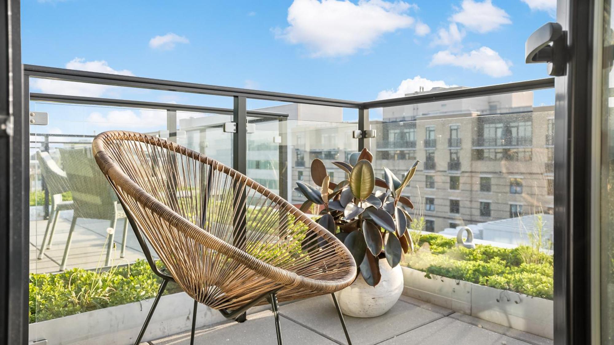 Pure Voyage Shaw Aparthotel Вашингтон Екстериор снимка